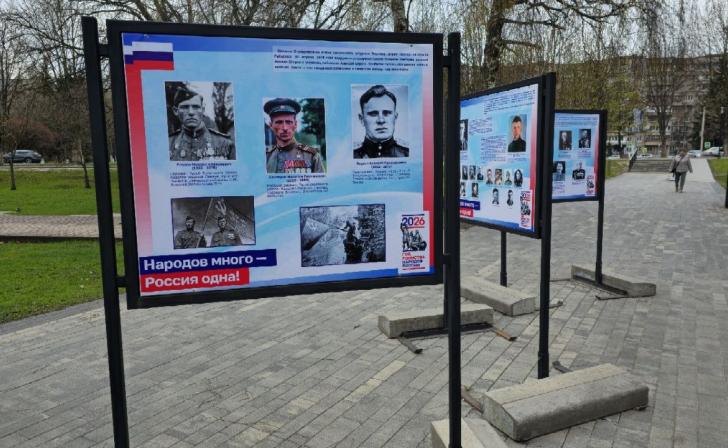 В Железногорске установили исправленные от ошибок пилоны к Году единства народов России