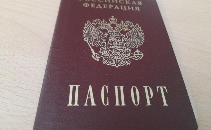 В Курске сотрудники миграционного отдела вручили паспорт женщине из ДНР В Курске сотрудники миграционного отдела вручили паспорт женщине из ДНР