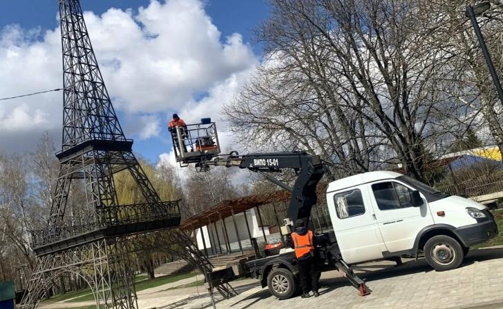 В Железногорске перекрасили копию Эйфелевой башни