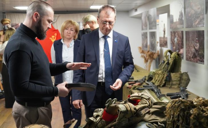 Выставка «Герои среди нас» открылась в Курчатове перед Днём Победы