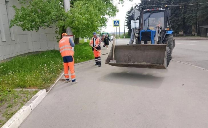 Несмотря на выходные, коммунальщики Курска продолжают уборку города