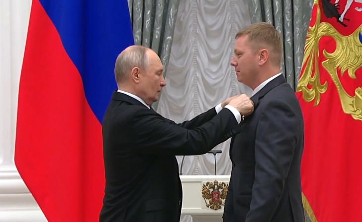 Путин вручил уроженцу Курской области Золотую Звезду Героя
