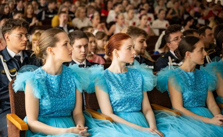 В Курске в школе №5 состоялся кадетский бал В Курске в школе №5 состоялся кадетский бал