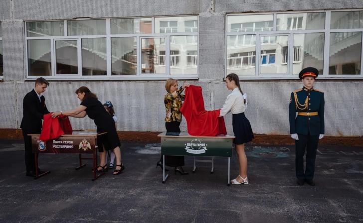 В курской школе №36 открыли две Парты героев