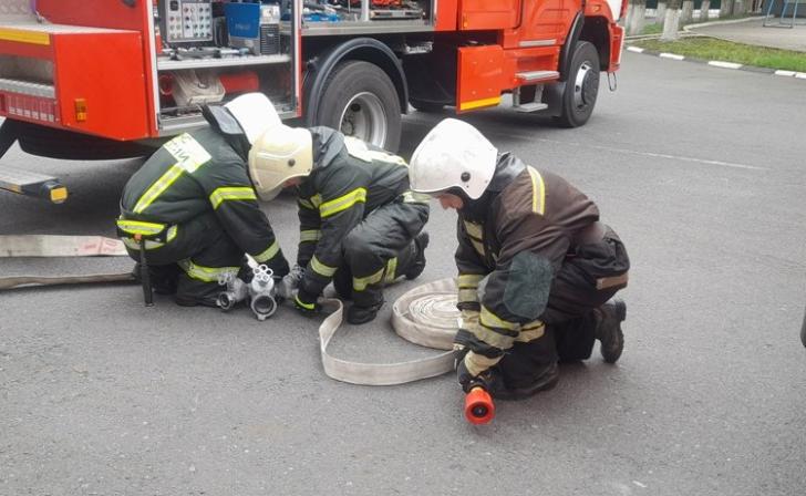 В Курске сгорел автомобиль в автосервисе на Станционной