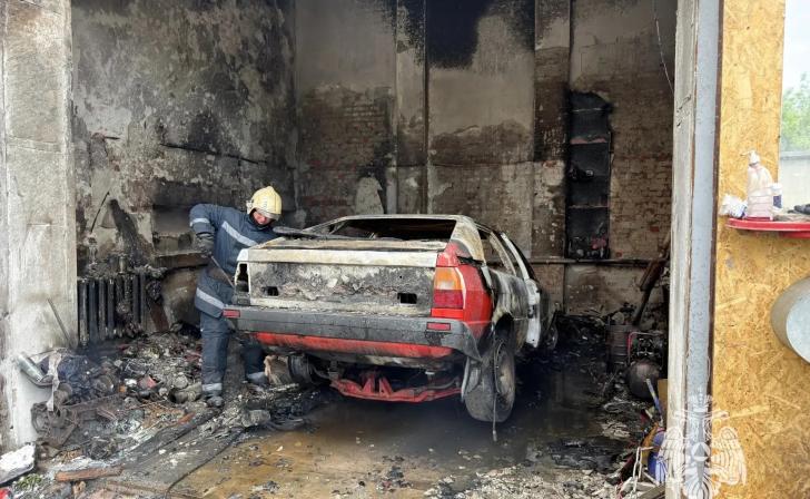 В Курске сгорели автомобиль и оборудование в гараже