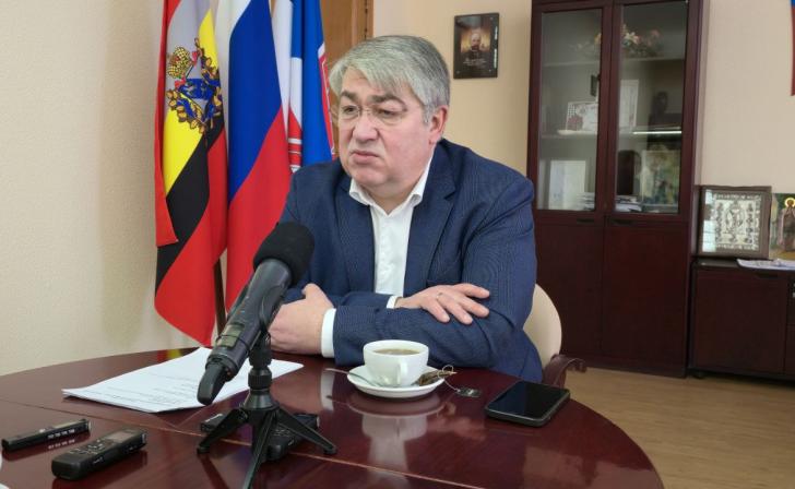 Мэр Железногорска заявил, что при нём в городе не будут белить деревья и бордюры Мэр Железногорска заявил, что при нём в городе не будут белить деревья и бордюры