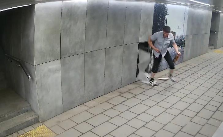 Нетрезвый курянин разбил плитку в подземном переходе