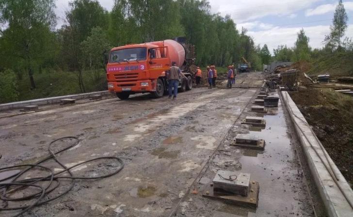 В Железногорском районе начали ремонтировать путепровод