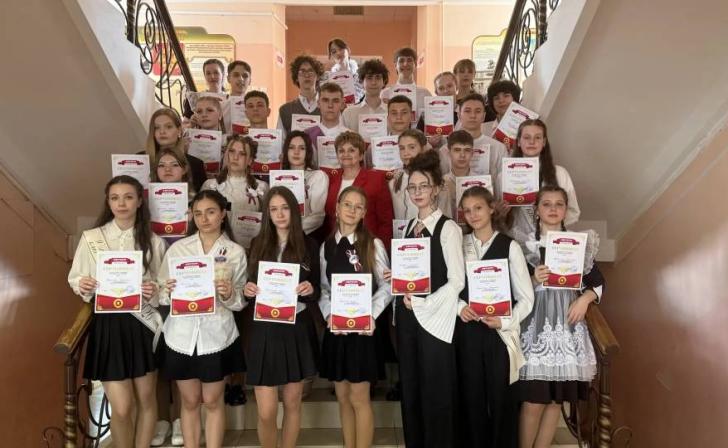 Школьникам вручили стипендии торговой сети «Европа»