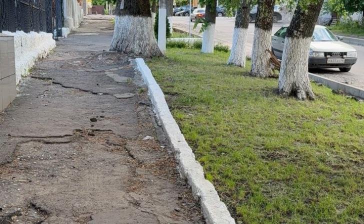 Куряне жалуются на состояние тротуаров на ул.Софьи Перовской