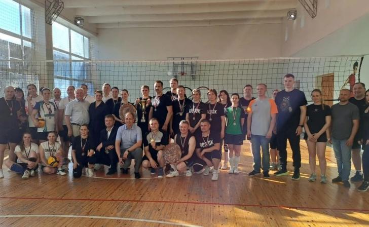 Команда Курского областного суда победила на турнире по волейболу