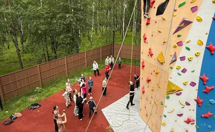 В Железногорске детей зовут на бесплатные занятия по скалолазанию