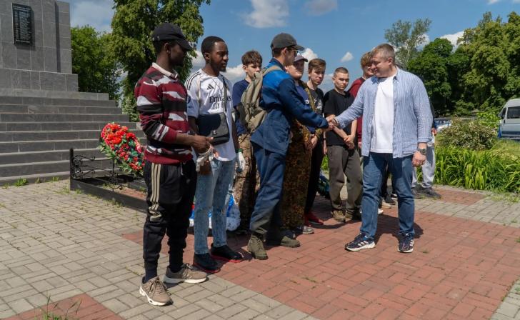 Волонтёры из Курского ГАУ навели порядок у Братской могилы в Лебяжьем