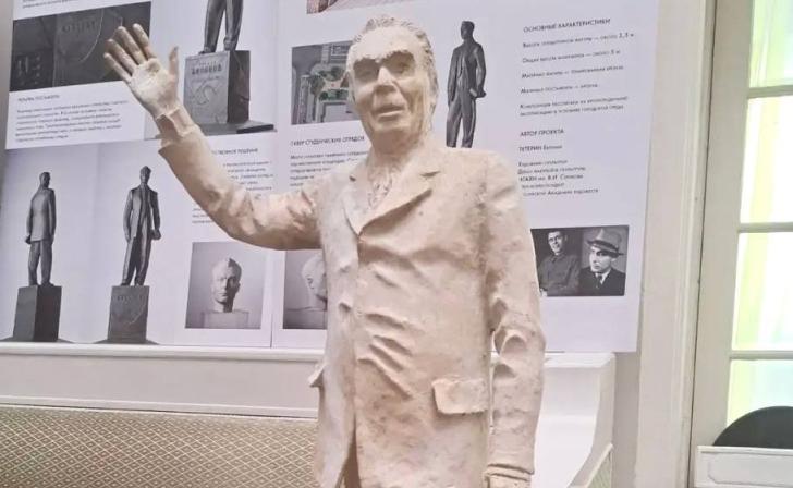 Хинштейн предложил курянам выбрать один из четырёх вариантов будущего памятника Леониду Брежневу