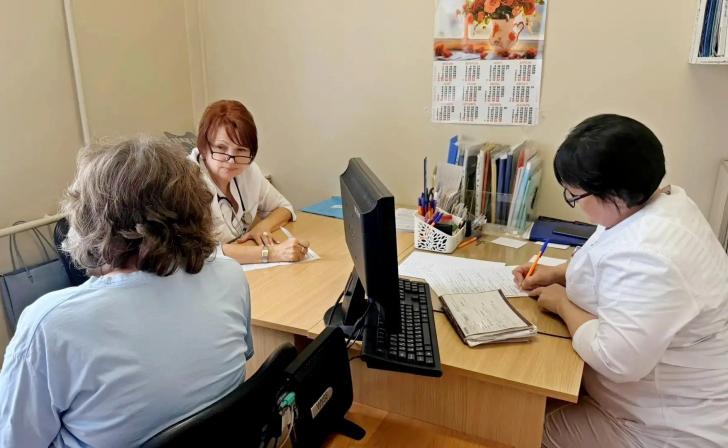 Врачи курской областной больницы провели приём пациентов в Дмитриевской ЦРБ