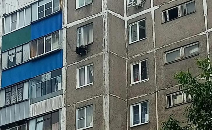 В Курске 26-летний парень получил травмы из-за врезавшегося в многоэтажку БПЛА