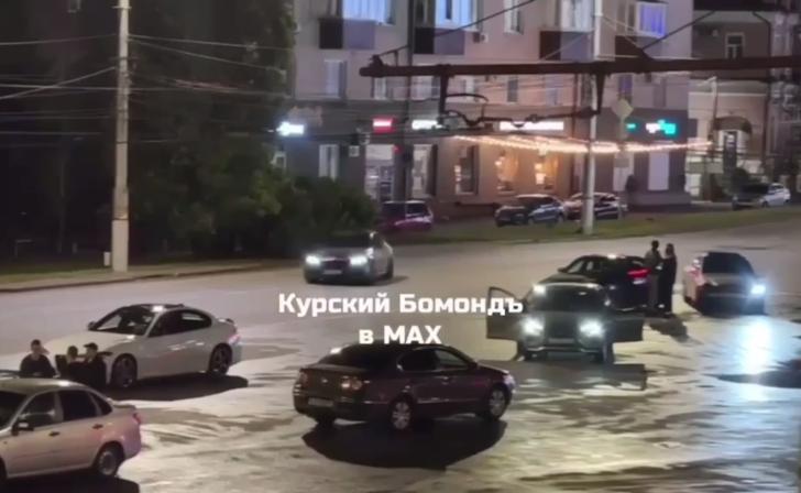 В Курске задержали двух лихачей, устроивших опасное вождение на К. Маркса В Курске задержали двух лихачей, устроивших опасное вождение на К. Маркса