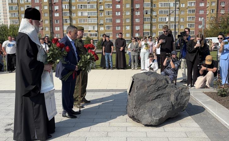 В Курске в день годовщины вторжения ВСУ прошел памятный митинг и возложение цветов
