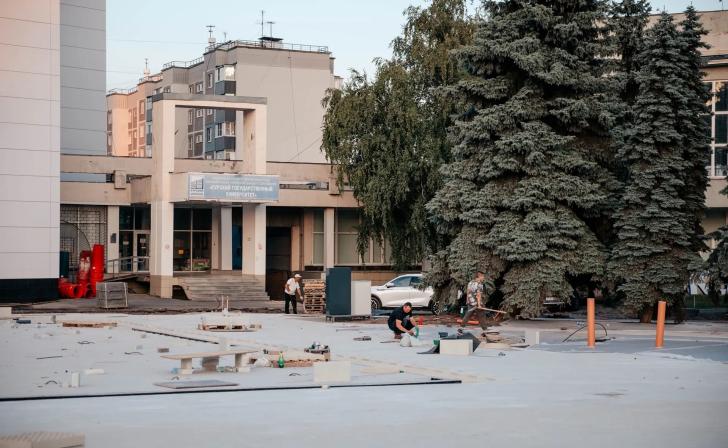 В Курске перед корпусом КГУ на ул.К.Маркса вскоре запустят фонтан В Курске перед корпусом КГУ на ул.К.Маркса вскоре запустят фонтан