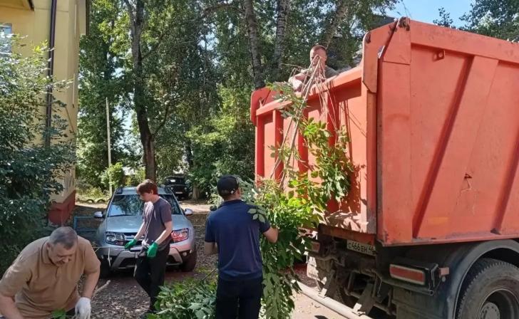 На улице 2-й Рабочей в Курске сотрудники мэрии и подведомственных учреждений провели субботник