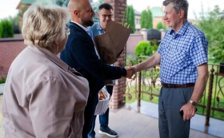Мэр Курска Евгений Маслов поздравил экс-мэра Николая Овчарова с 74‑летием Мэр Курска Евгений Маслов поздравил экс-мэра Николая Овчарова с 74‑летием