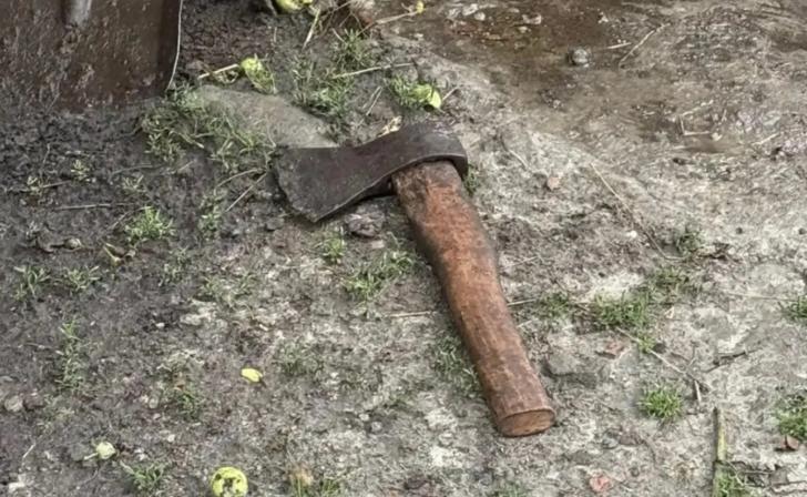 В Курской области мужчина пытался убить топором соседку, но она смогла убежать