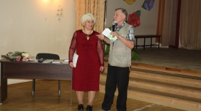 Член Курского союза литераторов Иван Арсентьевич Зарецкий читает свои стихи коллеге