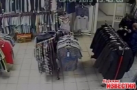 Камеры зафиксировали, как курский подросток крадет в магазине одежды