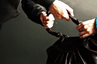 В Курске вор  с ножом напал  на женщину