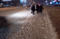 Из-за снега в Курске проезжая часть стала пешеходной