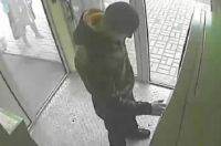Курск. Разыскивается мужчина, который снял деньги с чужой карты