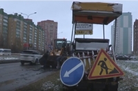 Курск. На проспекте Клыкова асфальт укладывают в лужи