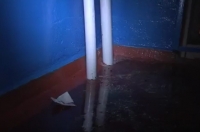 Курск. После замены батареи в подъезде дома на улице Л.Толстого остались лужи