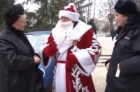 Курские полицейские провели эксперимент, во время которого предлагали прохожим ель из Первомайского парка