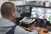 Курянин пытался вынести из магазина товар в штанах и учинил разбой