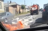 В Курске грузовик потерял бетонные блоки