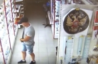 Полиция ищет курянина, похитившего видеорегистраторы