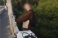 Силовики спасли курянина, который пытался спрыгнуть с Кировского моста