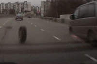 Курск. На Кировском мосту у иномарки на ходу отвалилось колесо