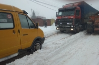 Курск. Маршрутка вытащила из снега фуру