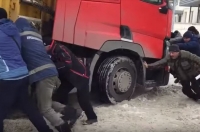 В Курске дальнобойщики руками вытолкали застрявшую фуру