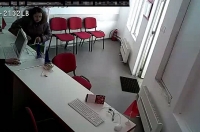 В Курске ищут женщину, устроившую погром в офисе организации