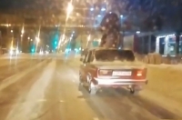 В Курске автомобилист перевозил пассажира на крыше машины