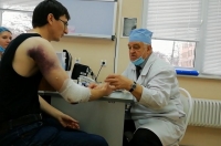 В Курске ледяная глыба упала на мужчину