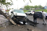 В Курске водитель микроавтобуса снес столб (ВИДЕО)