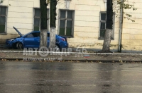 В центре Курска иномарка влетела в здание воинской части