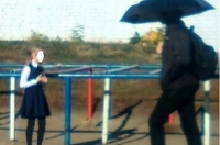 В Курске неизвестный мужчина в маске раздаёт детям конфеты с порошком