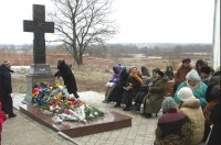 Курская область. В Рыльском монастыре сняли на видео мироточащий крест на могиле о.Ипполита