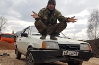 Подростки угнали у курского блогера «восьмёрку» и, уходя от погони, врезались в столб